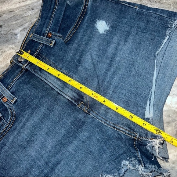 Levi High rise shorts medium wash distressed size 29 - Picture 5 of 9